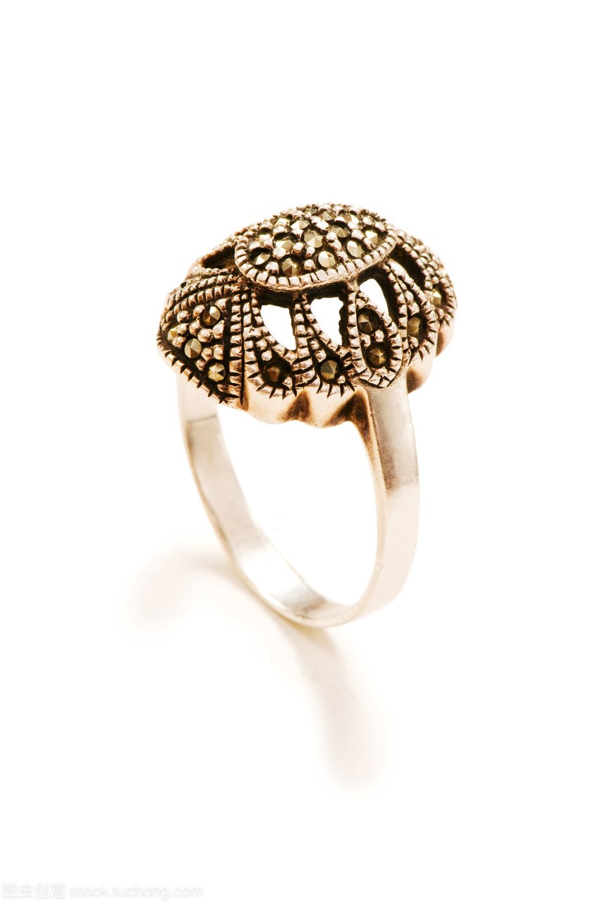 白金,銀,垂飾,發(fā)光,黃銅,純銀,發(fā)亮,飾物,珍貴,麗人,圈,黑色,配件,零件,黃銅制品,配景,戒指,鉆石,黑,背景,風(fēng)尚,美麗,時(shí)尚,摳像,胸針,玄色,美,秀麗,裝飾,孤單,布景,金黃,裝點(diǎn),華侈,奢侈,黃金,單獨(dú)孤立,豪侈,金色,細(xì)軟,奢靡,葡萄酒釀造,孤立,寶石,首飾,俏麗,孤立單獨(dú)的,金,瓊漿,白,珠寶,貴重物品,石頭,白銀,鉑金,侈靡,流行,皎白,白色,金屬,豪華,奢侈品