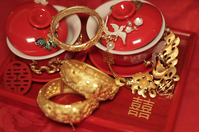 央行新規8月1日落地:拿現金買黃金、寶石超10萬元要上報!