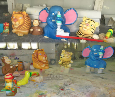 玻璃鋼卡通門頭雕塑形象可愛裝飾汕尾大廈